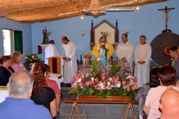 Un vecino echa un cable para la misa en Tecén (Foto Francisco J. Santana)